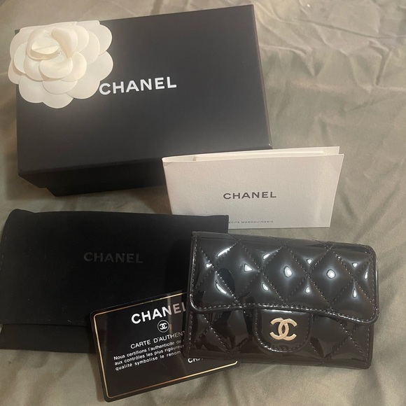 AUTHENTIC CHANEL PATENT LEATHER QUILTED FLAP CREDIT CARD HOLDER/WALLET - Picture 1 of 1